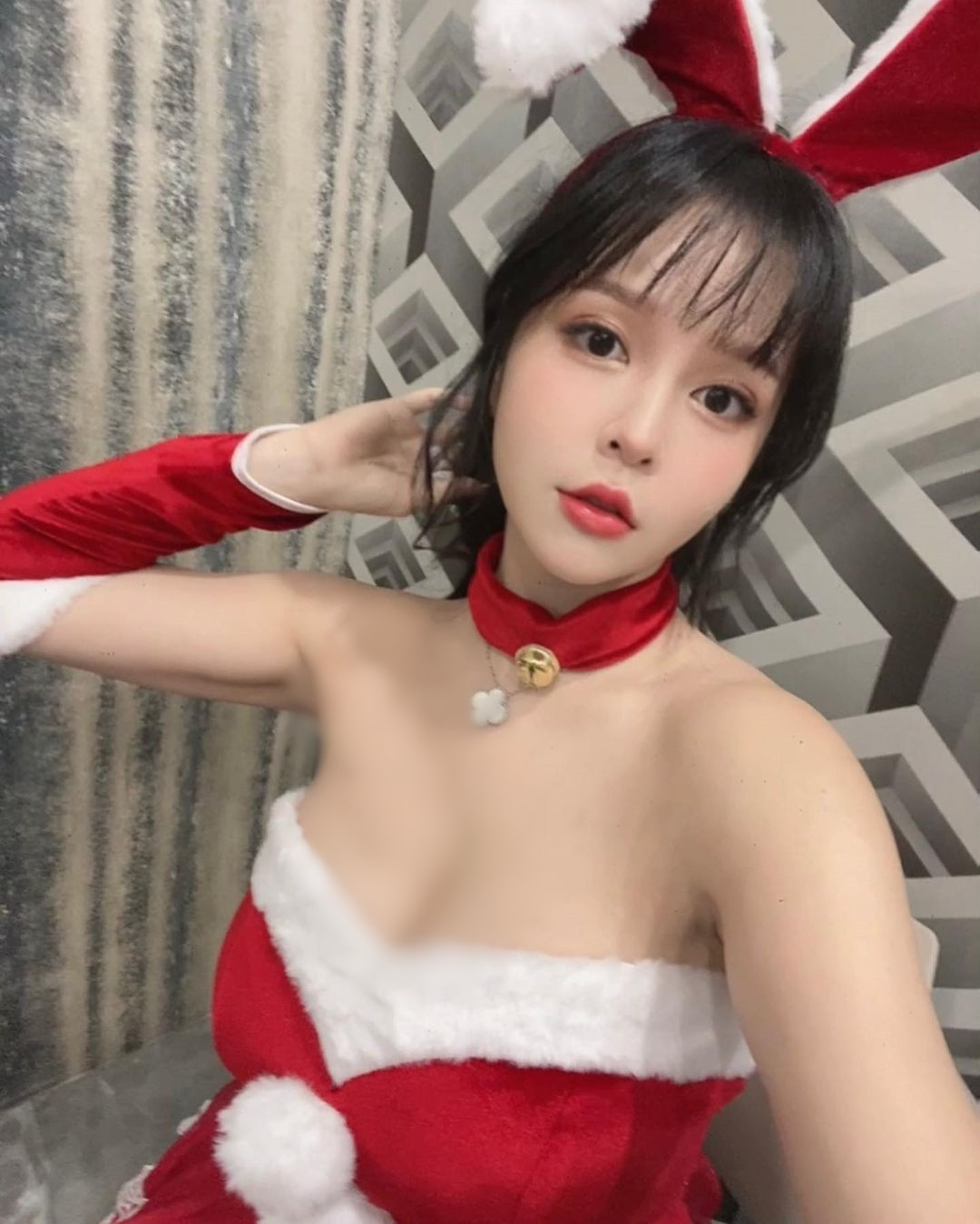 Theo mọi người, hot girl xinh đẹp cực kỳ quyến rũ trong set đồ giáng sinh đỏ rực.