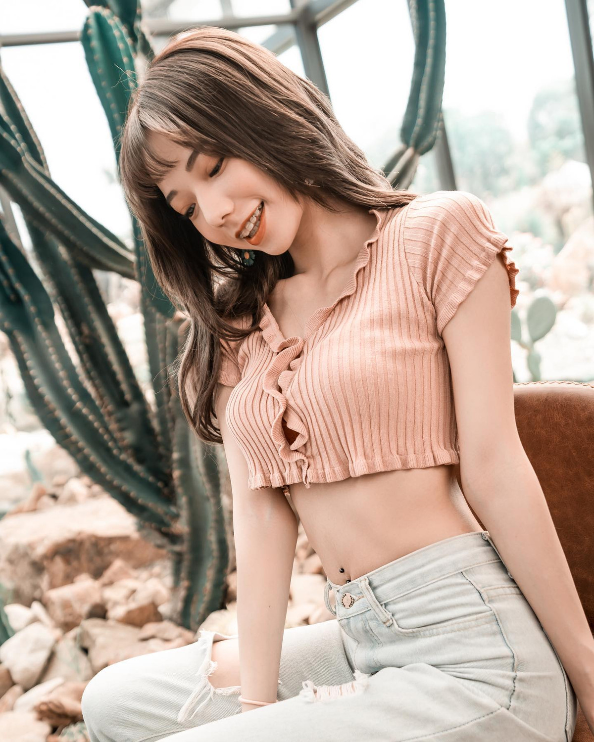 Bên cạnh đó, hot girl gợi cảm cũng thích diện những chiếc áo crop-top siêu ngắn, khoe được bộ ngực đầy đặn và vòng eo con kiến.