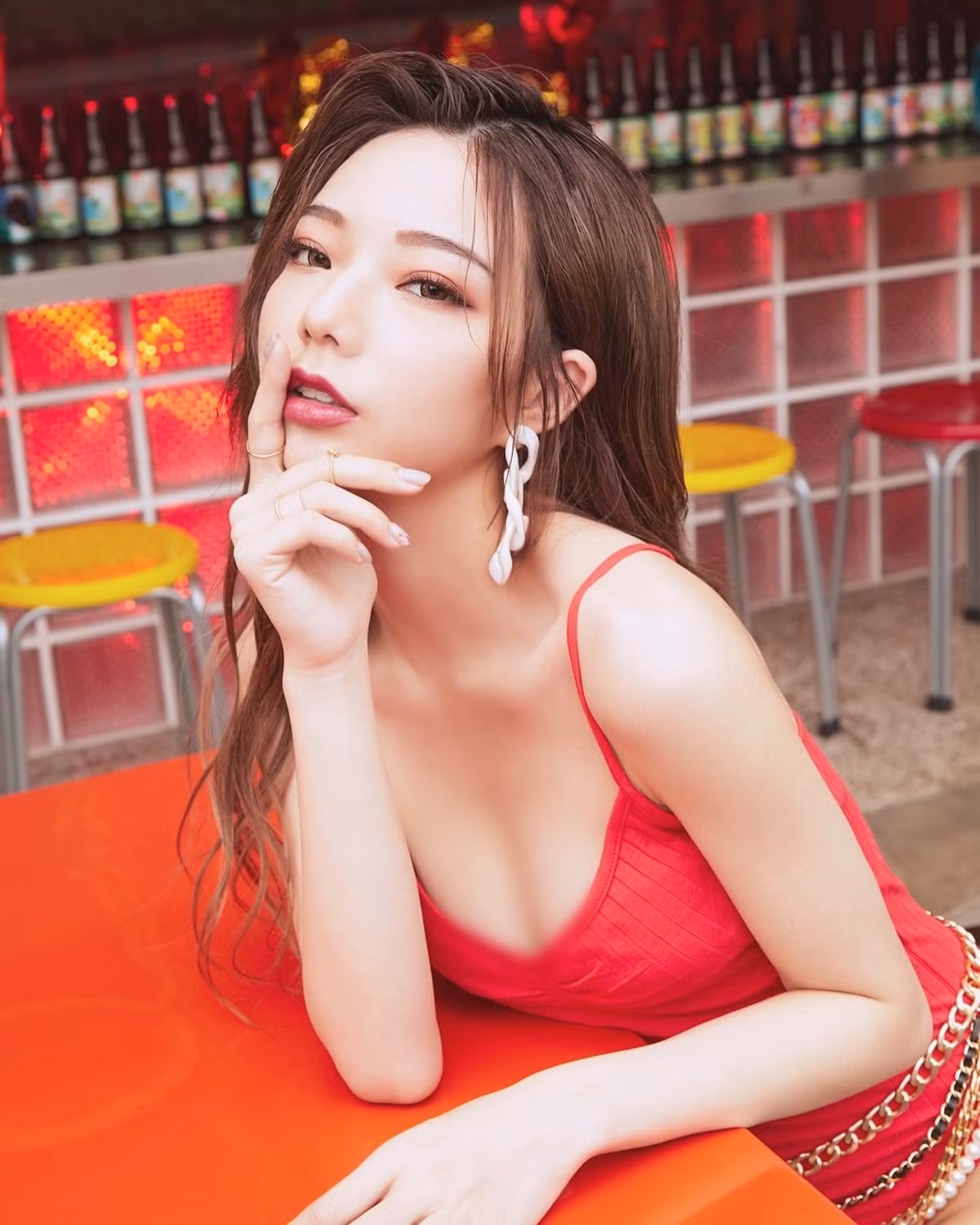 Chu Chu cũng cực hợp với màu đỏ, với chiếc váy hai dây xẻ ngực sâu, hot girl "gây mê" người hâm mộ.