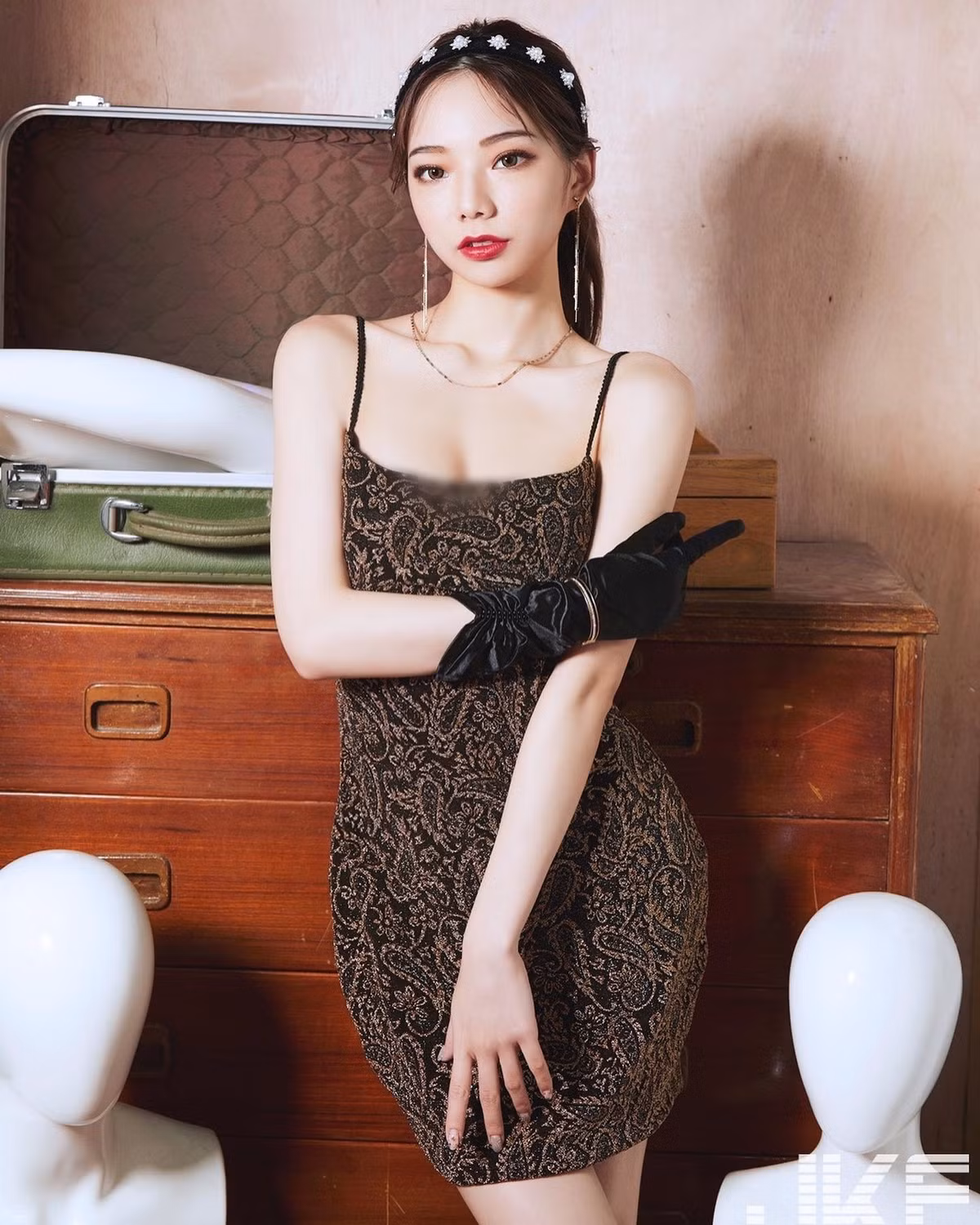 Sang trọng, quý phái, hot girl xinh đẹp khiến người hâm mộ ngắm không dời mắt.