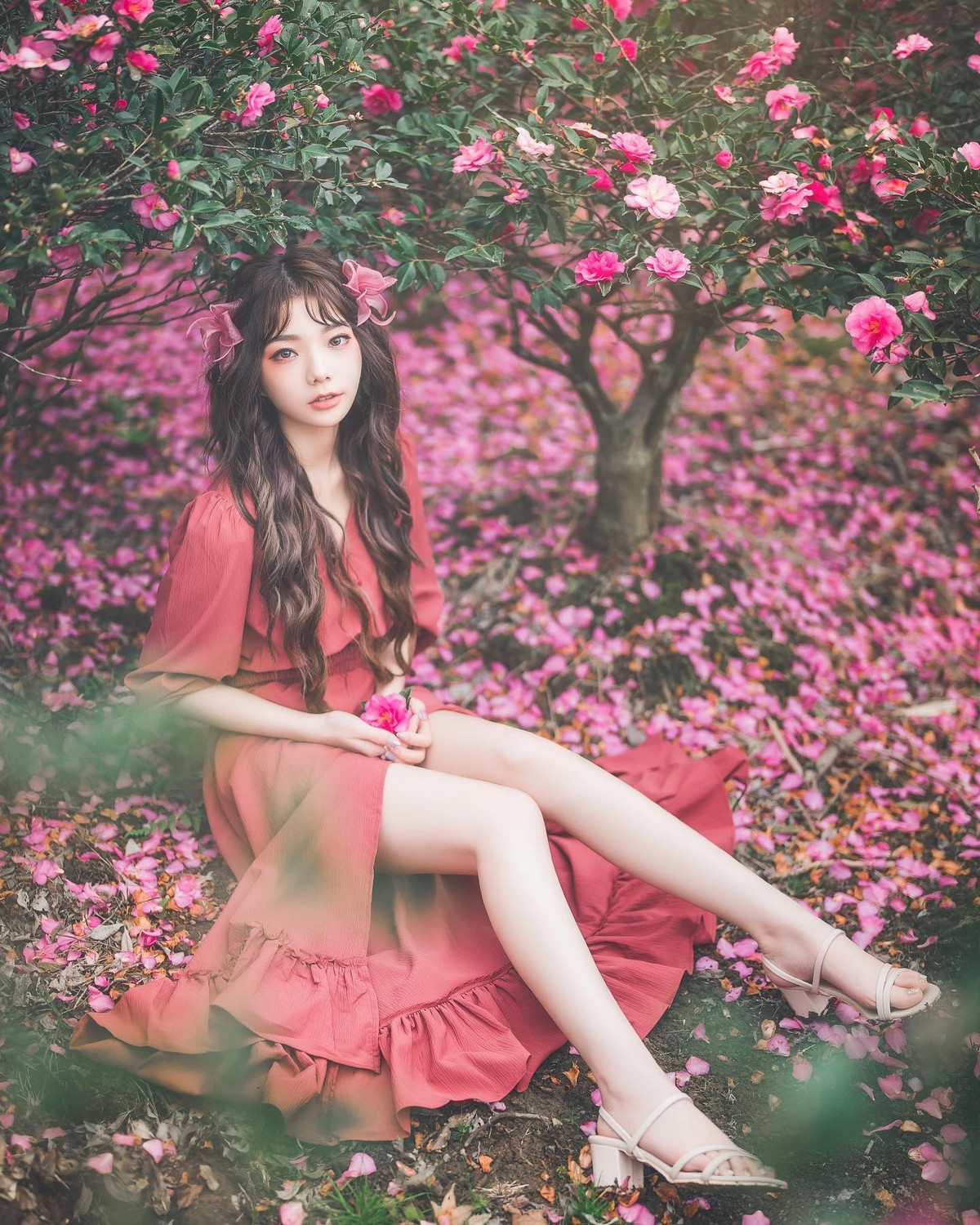 Khuôn mặt nhỏ nhắn dễ chịu với những đường nét thanh tú, dù tóc dài hay tóc ngắn, hot girl xinh đẹp Chu Chu đều có sức hút riêng.