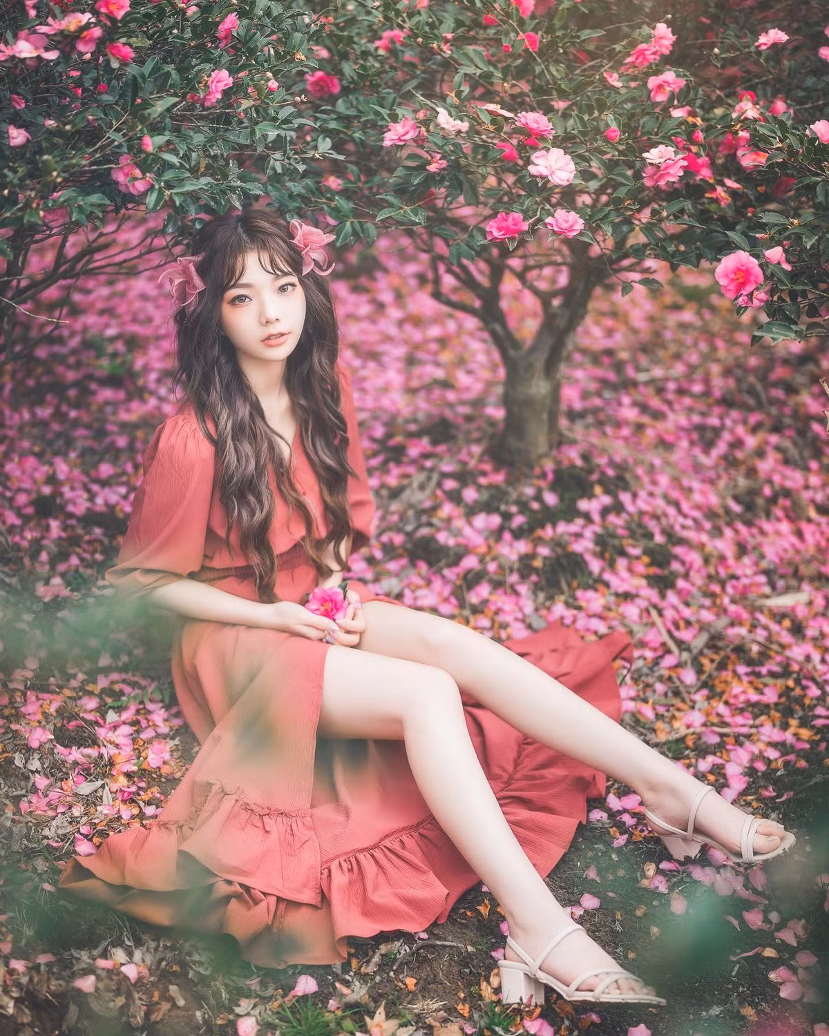 Khuôn mặt nhỏ nhắn dễ chịu với những đường nét thanh tú, dù tóc dài hay tóc ngắn, hot girl xinh đẹp Chu Chu đều có sức hút riêng.