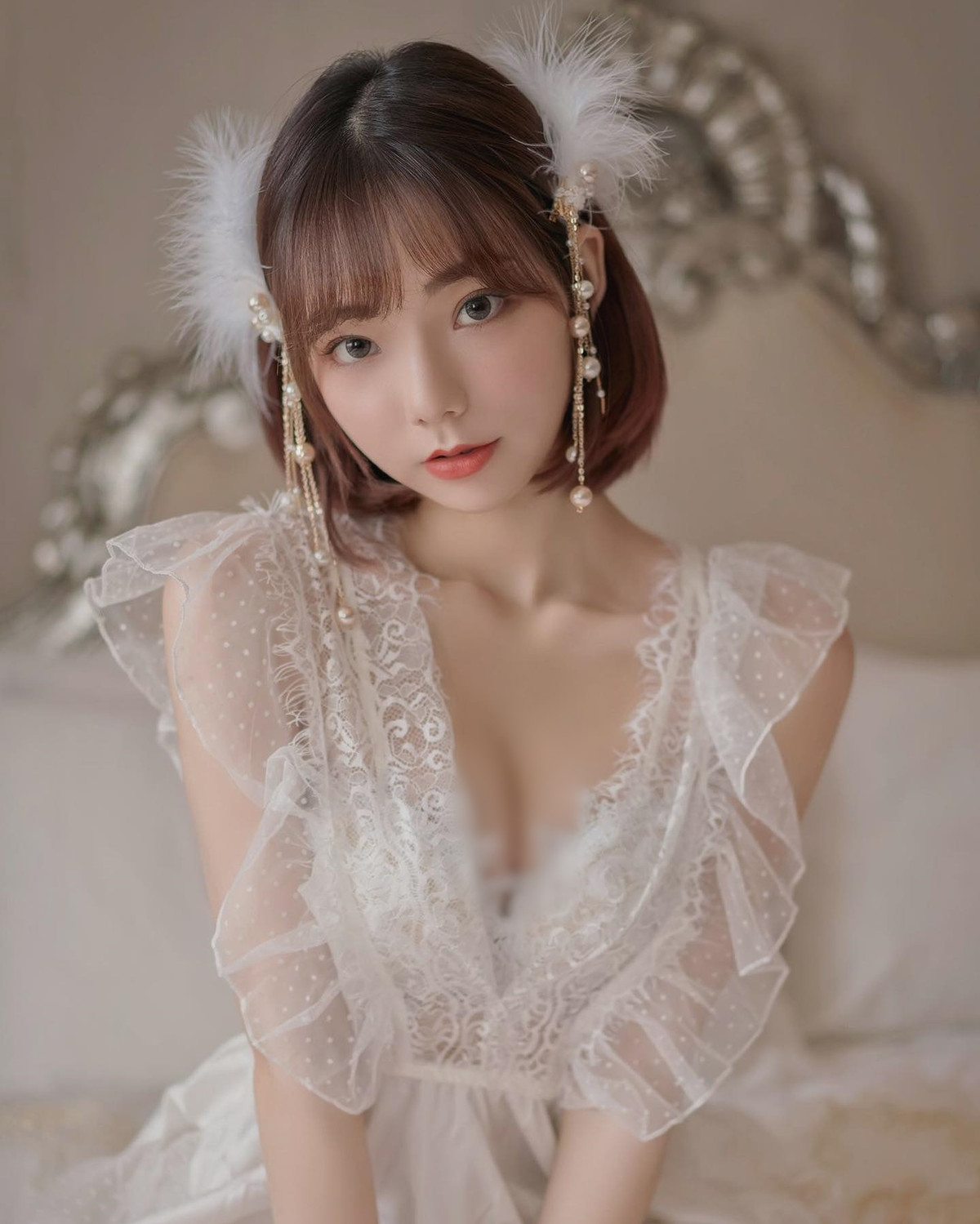 Thi thoảng, hot girl cũng sẽ tung hình ảnh được chau chuốt nuột nà, khoe nét xinh đẹp ngây thơ như thiên sứ của mình.