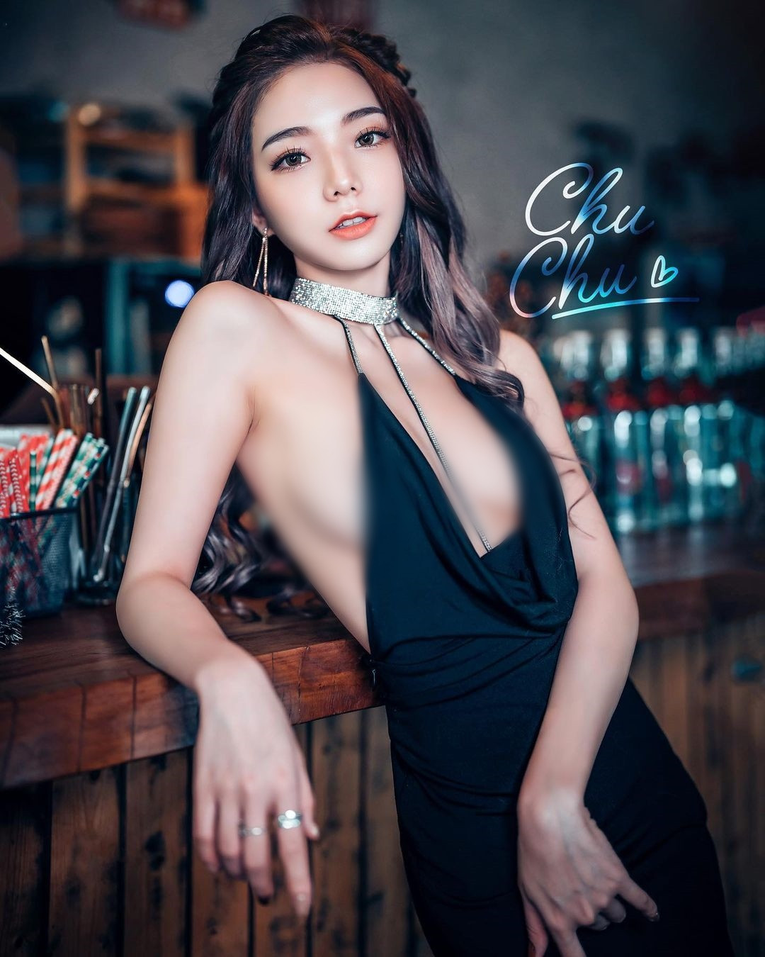 Khi thì ngây thơ, dễ thương, khi thì quyến rũ bốc lửa, có thể nói, Chu Chu kiểm soát hoàn hảo sắc vóc và lợi thế hình thể của bản thân.