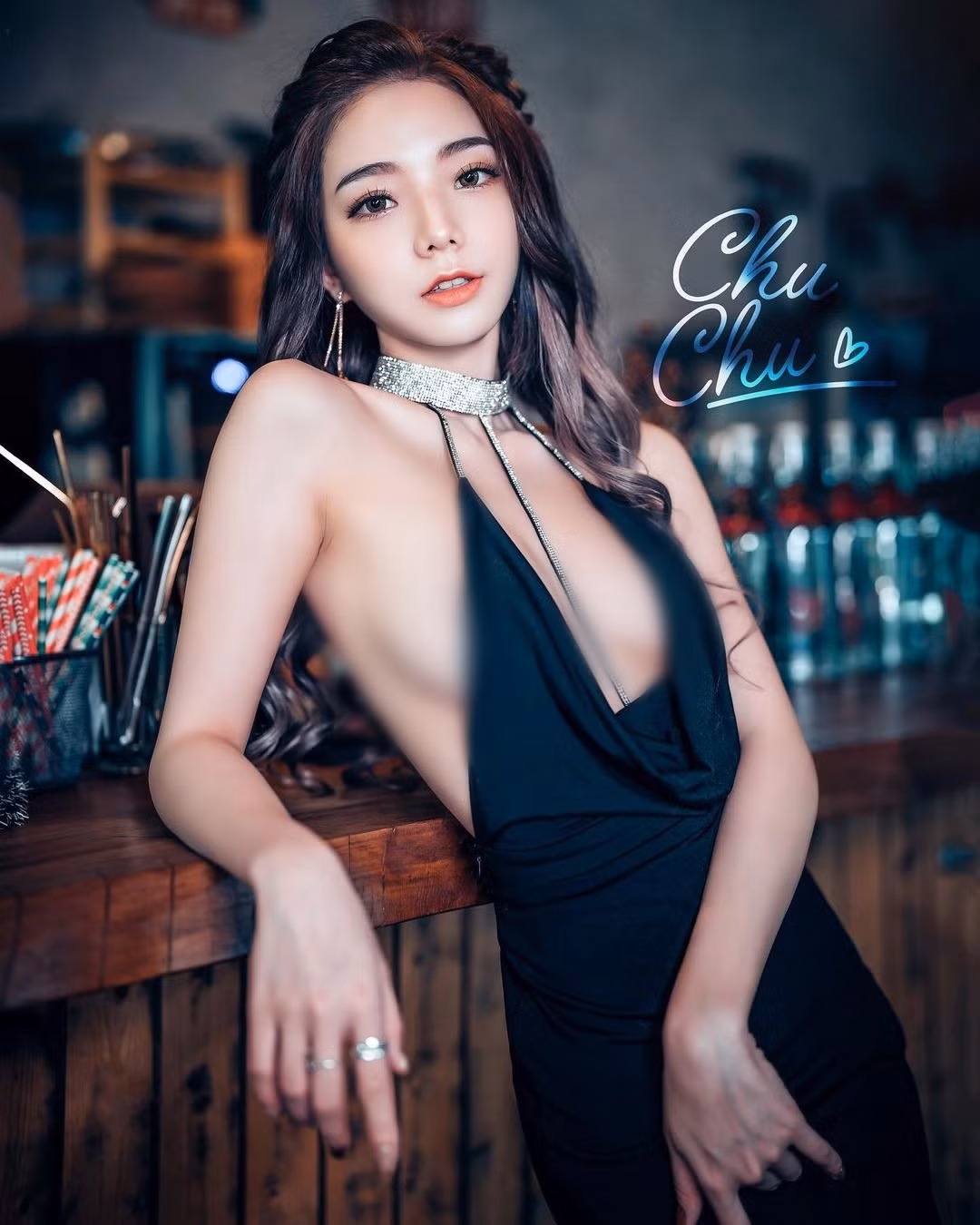Khi thì ngây thơ, dễ thương, khi thì quyến rũ bốc lửa, có thể nói, Chu Chu kiểm soát hoàn hảo sắc vóc và lợi thế hình thể của bản thân.