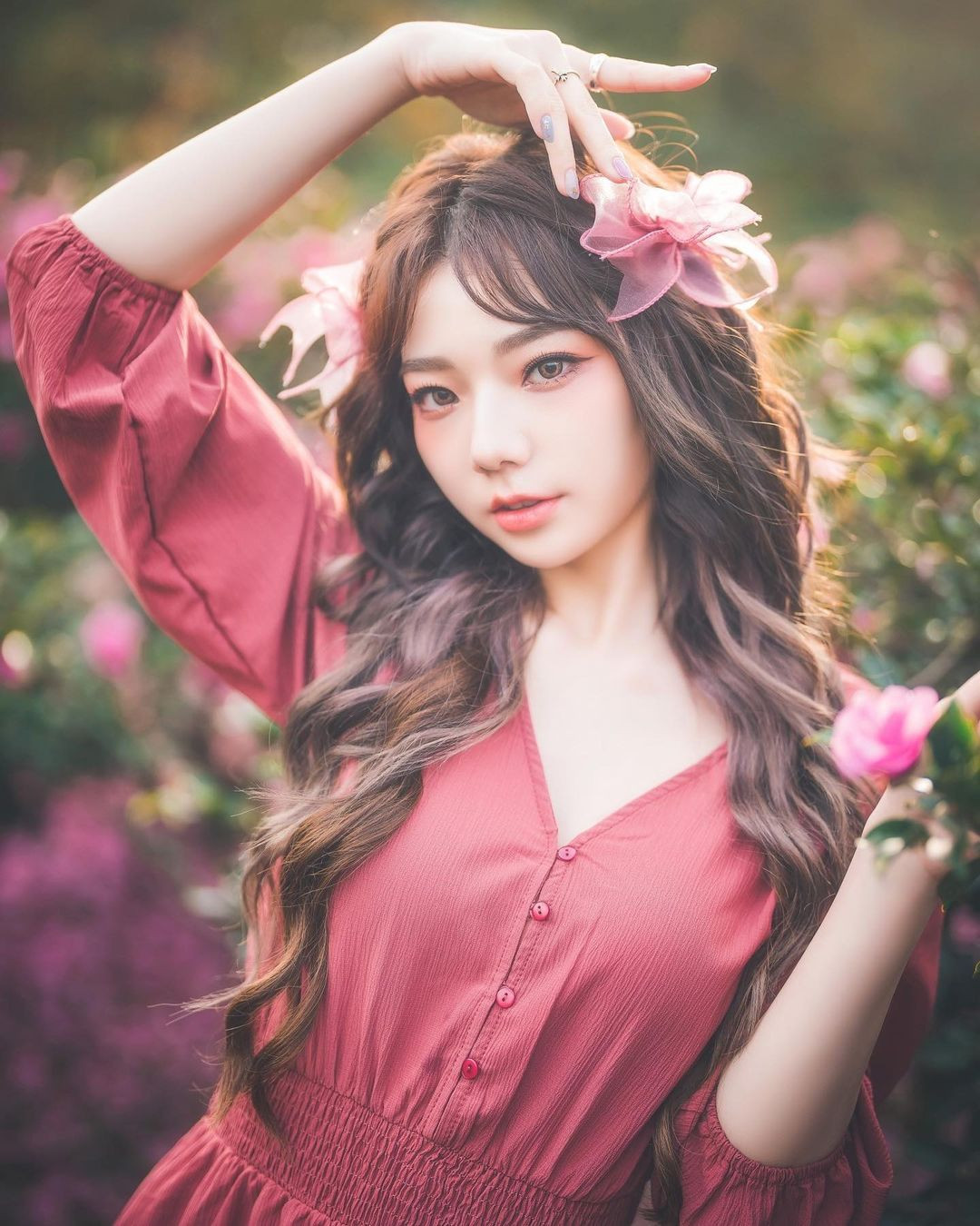 Chu Chu, người Trung Quốc, là một trong những hot girl gợi cảm cực kỳ nổi tiếng nhờ vẻ đẹp tương phản, đối lập.