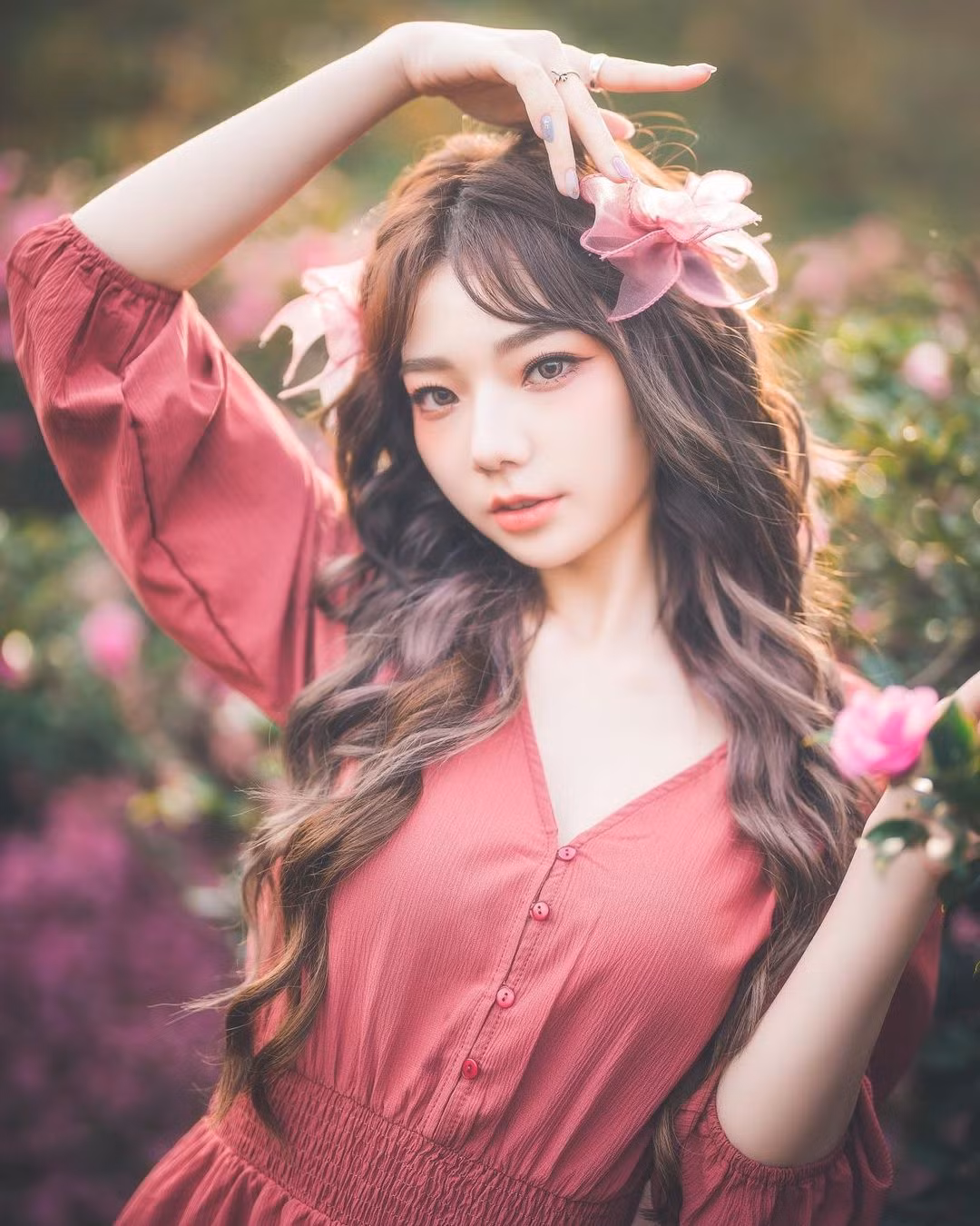 Chu Chu, người Trung Quốc, là một trong những hot girl gợi cảm cực kỳ nổi tiếng nhờ vẻ đẹp tương phản, đối lập.