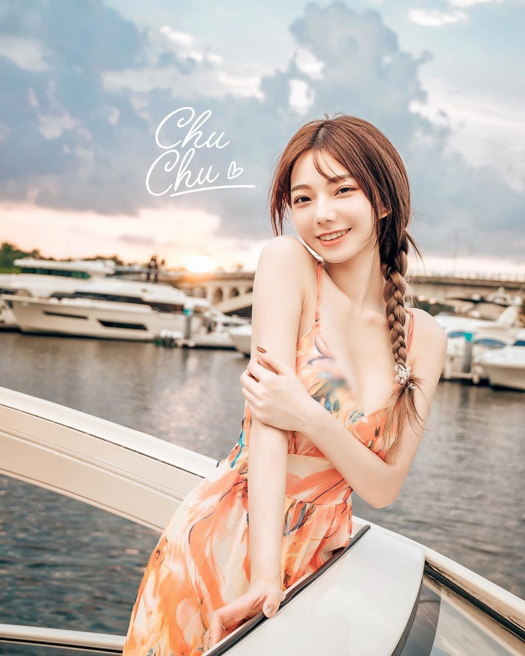 Theo tìm hiểu, hot girl Chu Chu cao 160cm nặng 40kg, rất mảnh mai, nhẹ nhàng. Với nụ cười tươi tắn dễ thương đầy ngọt ngào, Chu Chu hút hồn người hâm mộ.