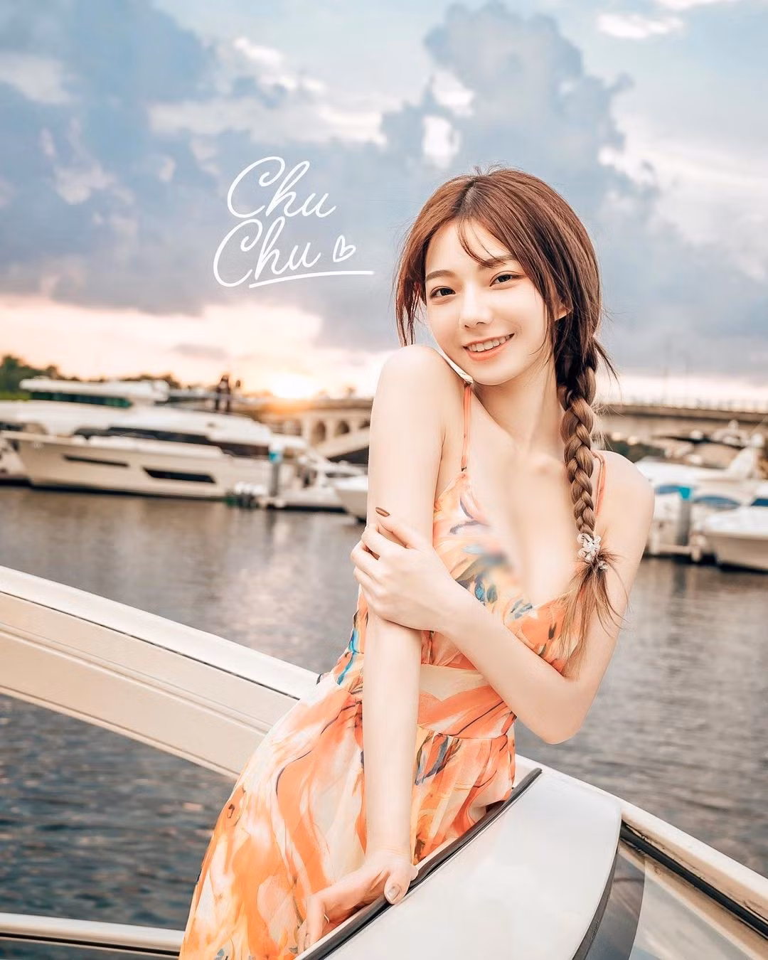 Theo tìm hiểu, hot girl Chu Chu cao 160cm nặng 40kg, rất mảnh mai, nhẹ nhàng. Với nụ cười tươi tắn dễ thương đầy ngọt ngào, Chu Chu hút hồn người hâm mộ.