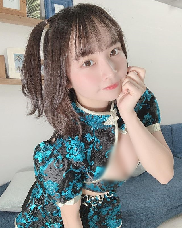 Cô nàng chỉ cao 1m45, có thể nói là "nấm lùn". Tuy nhiên, dù không cao, Oshima Miku vẫn có cách khiến người khác phải ngước nhìn.