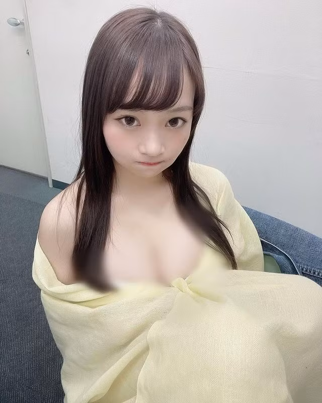 Ở một bức ảnh khác, Oshima Miku chỉ quấn độc một chiếc khăn mỏng manh, để lộ vòng một khủng của cô nàng.