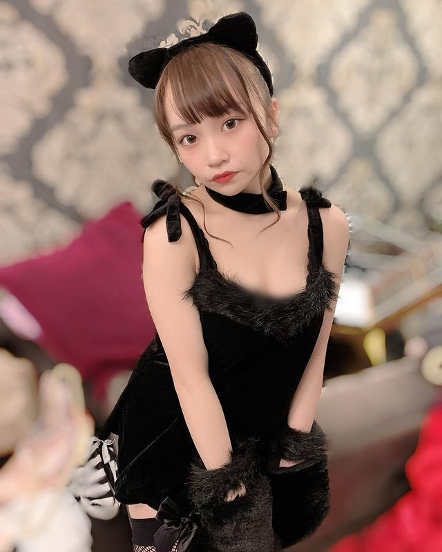 Nữ thần tượng thường khoe dáng vóc bốc lửa của mình qua những bộ trang phục cosplay hoặc trong những bộ đồ nội y mà cô nàng làm mẫu.