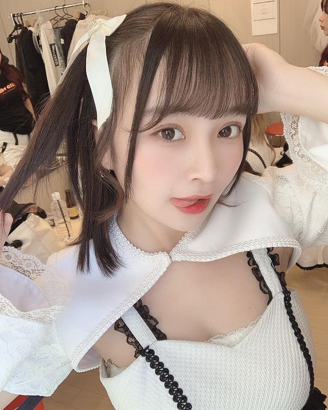 Oshima Miku là một trong những nữ thần tượng xinh đẹp, nóng bỏng và gây chú ý nhờ gu ăn mặc vô cùng quyến rũ.