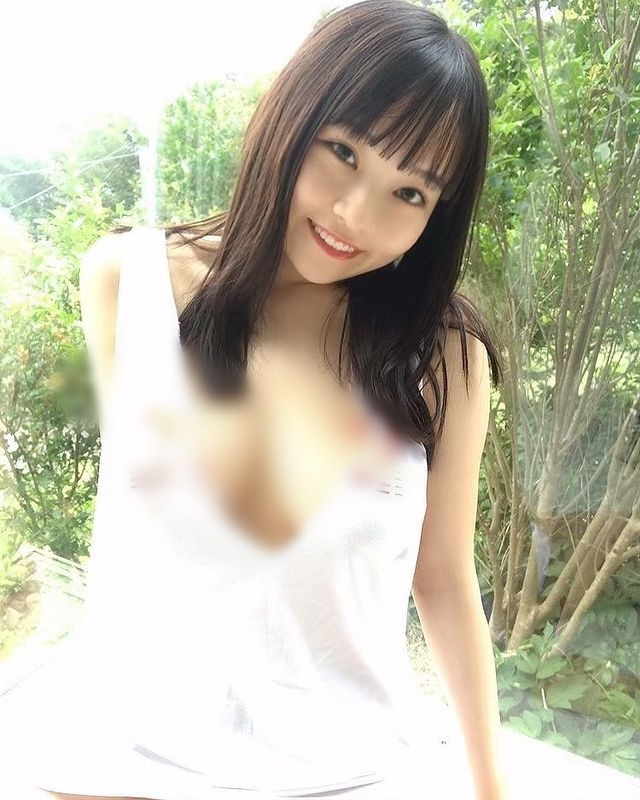 Tuy vậy, cũng không thiếu những lần hot girl gợi cảm Oshima Miku khiến dân mạng phải lên tiếng chỉ trích vì diện đồ và tạo dáng quá phản cảm. Có những hình ảnh, Oshima Miku còn "thả rông" vòng một.