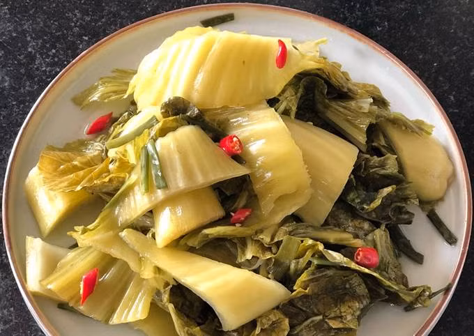 Người gan kém nên tránh xa những thực phẩm này. Khoa học chứng minh, ăn quá nhiều đồ chua sẽ ảnh hưởng đến quá trình chuyển hóa nước và natri trong cơ thể, đặc biệt bệnh nhân xơ gan nên tránh xa những thực phẩm này nếu không muốn gan càng ngày càng hỏng.