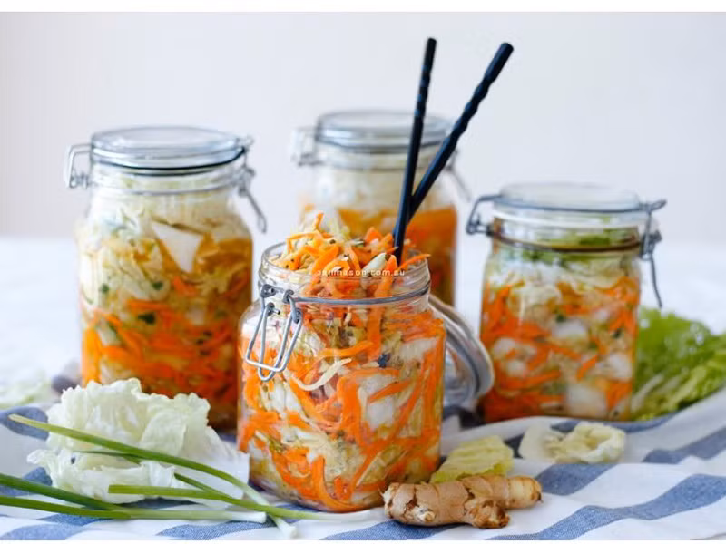 3. Đồ chua: Hầu hết phòng bếp của mọi người đều có những thực phẩm được bảo quản rất phổ biến, chẳng hạn như thịt xông khói, xúc xích, dưa chua... Mặc dù những thực phẩm bảo quản này có mùi vị thơm ngon nhưng chúng có hàm lượng muối cao. Ngay cả những người có sức khỏe tốt cũng nên ít ăn.