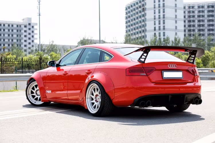 Ngoài bộ widebody, chiếc A7 Sportback còn được trang bị bộ mâm Zedd SLT 10 cánh xoắn như lưỡi cưa độc đáo.