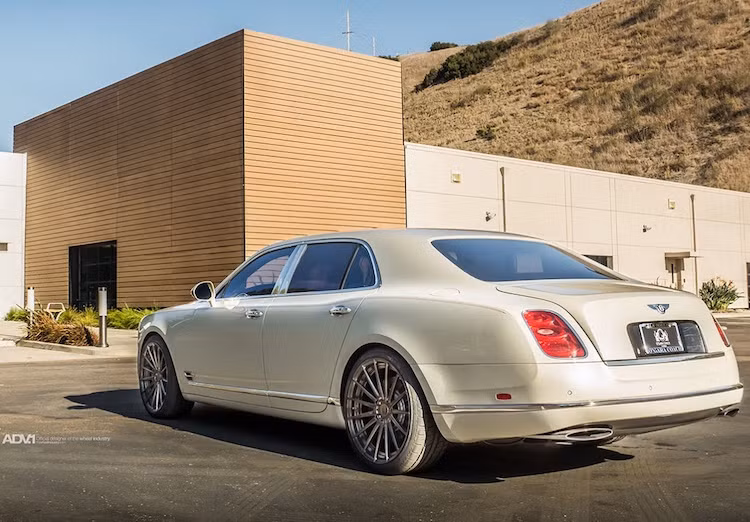 Tại Mỹ, một chiếc Bently Mulsanne có giá khởi điểm lên tới 303.700 USD. Nếu nhập về Việt Nam, mẫu xe này có giá dao động trong khoảng 20 tỷ đồng.