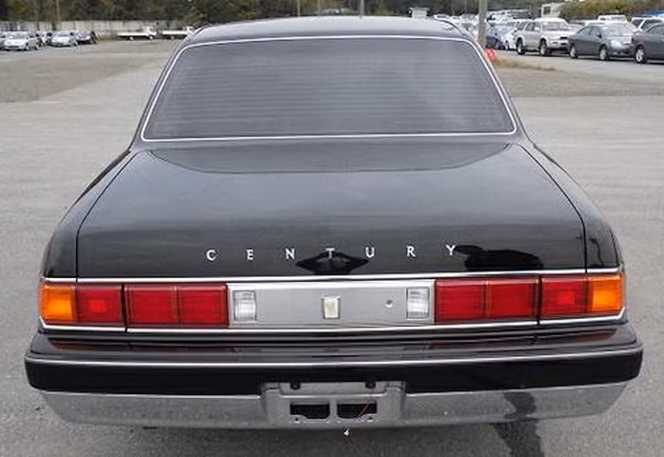 Mặc dù là một thế hệ hoàn toàn mới của dòng xe, nhưng thiết kế của Toyota Century thế hệ thứ 2 cũng không khác nhiều so với đời đầu tiên. Chiếc xe có kiểu dáng vuông vức đầy vẻ "đạo mạo", uy nghi và tương tự những chiếc Toyota Crown trước đây.