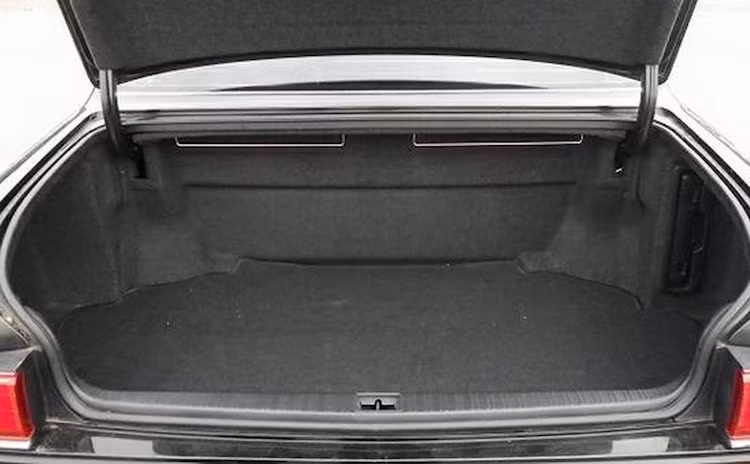 Với kích thước lớn, Century cũng có khoang hành lý rất rộng rãi nằm ở phía sau chiếc xe.