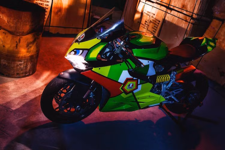 Thay vì gắp đôi nguyên bản, chiếc Ducati 899 Panigale đã được chủ nhân thay bằng gắp đơn từ Ducati 1199 Panigale.