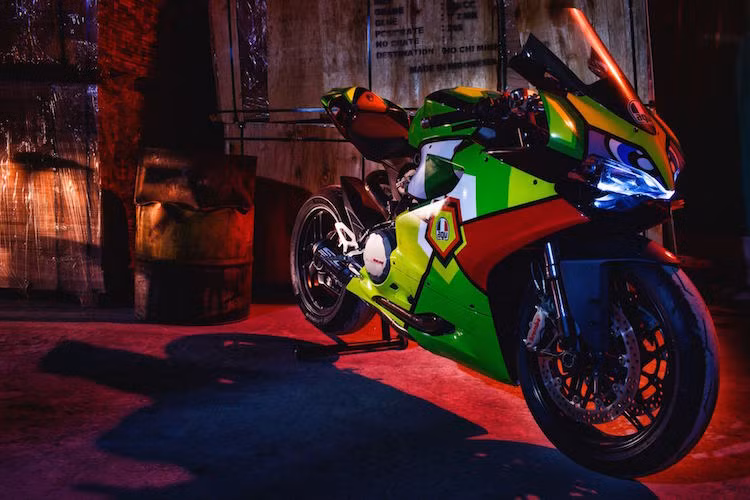 Chi tiết nổi bật nhất khi nhìn vào chiếc môtô nhà Ducati này đó là toàn bộ dàn vỏ của xe đã được sơn tem đấu với những màu sắc sặc sỡ.