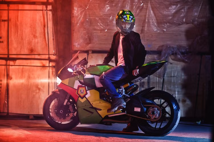 Với mũ bảo hiểm AGV Turtle Corsa cùng họa tiết, chủ nhân của xe đã khẳng định được cá tính riêng mỗi khi cùng chiếc 899 ra đường. Ảnh: Thiện Thiện.