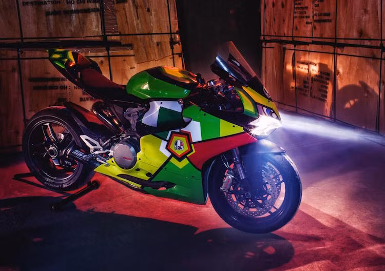 Bên cạnh đó, cặp mâm của chiếc xe cũng đã được lấy từ 1199 Panigale, với thiết kế 5 cánh tương tự mâm zin của 899 nhưng có bánh sau phù hợp với gắp đơn.