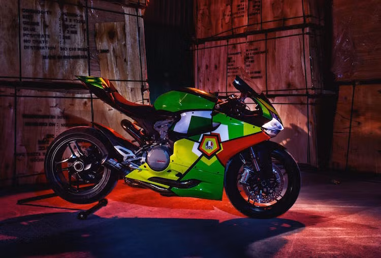 Những màu sắc này được mô phỏng theo các họa tiết Turtle Corsa trên mũ bảo hiểm AGV.