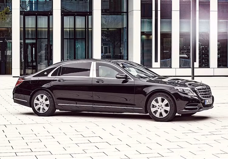Dựa trên phiên bản xe siêu sang Mercedes-Maybach S600, chính vì vậy Maybach S600 Guard cũng có thân xe dài hơn S-Class bình thường 200 mm. Chiều dài tổng thể của xe là 5.453mm, cùng với khoảng cách trục cơ sở 3.365mm.