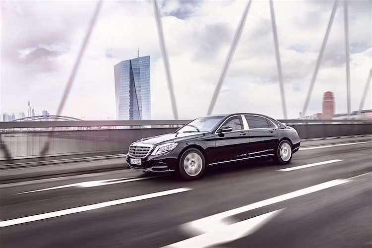 Cũng giống như những dòng S-Class bọc thép khác được sản xuất trong nhiều năm qua, Maybach S600 Guard sẽ được sản xuất tại nhà máy đặc biệt của Mercedes tại Sindelfingen - Đức thay vì dây chuyền bình thường.