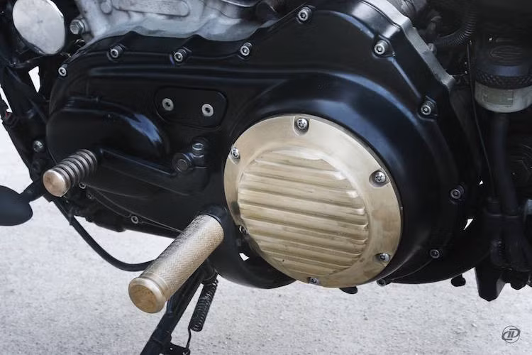 Tương tự, cần số và giá để chân cũng đã sử dụng các chi tiết đồng CNC, khiến chiếc Harley 883 mang đậm hơi hướng steampunk.