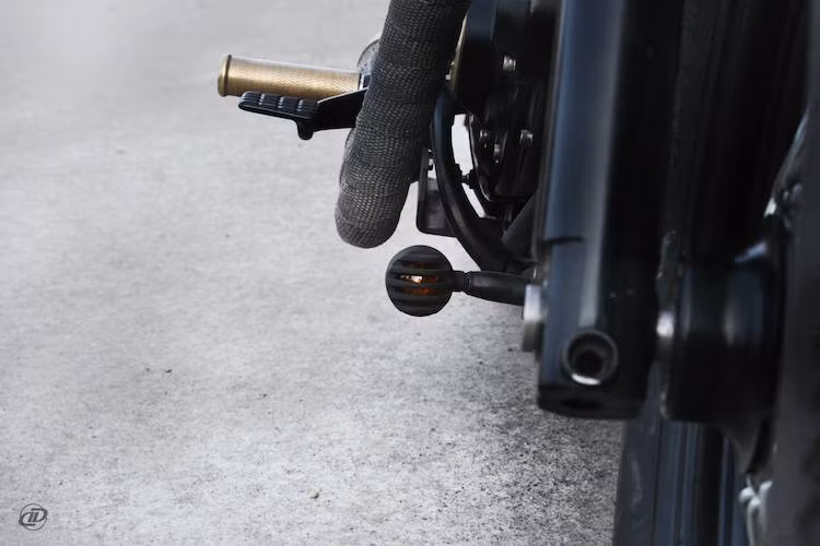 Để khiến phần đầu "gọn gàng" đúng với phong cách Bobber hơn, cặp xi-nhan trước đã được chuyển xuống vị trí khá đặc biệt: bên dưới gầm xe.