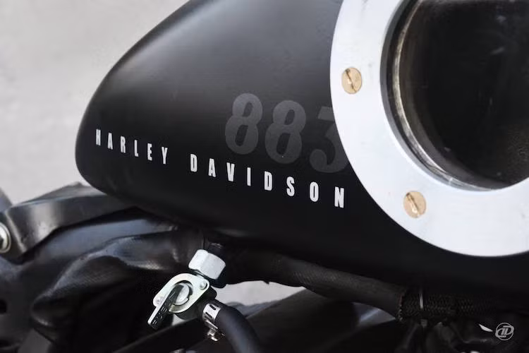 Do không có bảng đồng hồ, xưởng độ đã "khoét" 2 ô cửa sổ kính với khung nhôm ở hai bên bình xăng, cho phép nhìn thấy trực tiếp mức xăng trong bình, tương tự mẫu xe "hàng khủng" P51 Combat của Confederate.