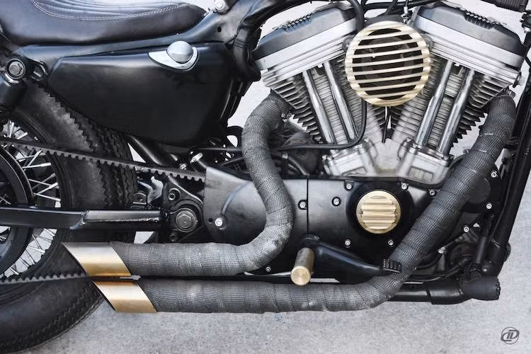 Động cơ V-Twin nguyên bản của 883 không có sự thay đổi gì, ngoại trừ lọc gió và bưởng máy được ốp các chi tiết bằng đồng. Chụp ống xả phía sau xe cũng sử dụng chất liệu đồng ánh vàng.