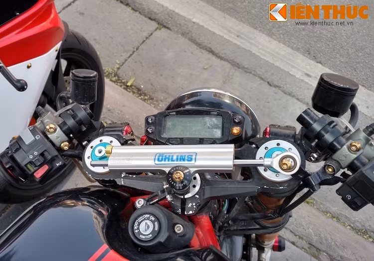 Ngoài cặp tay lái clip-on đặc trưng cafe racer, chiếc xe còn sở hữu một số món "đồ chơi" như cùm côn/phanh Brembo, bao tay Domino, trợ lực Ohlins và đồng hồ điện tử độ.