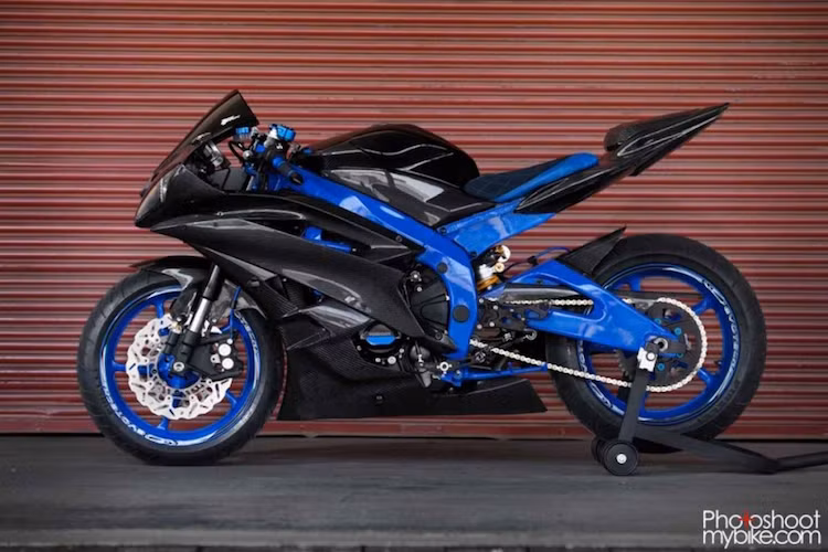 Bên cạnh "dàn ngoài", khối động cơ 4 xi-lanh thẳng hàng 600cc với công suất 122 mã lực tại vòng tua máy 14.500 vòng/phút vẫn được chủ của chiếc R6 này giữ nguyên.