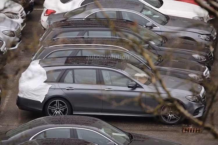 Có thiết kế tương tự như E-Class sedan, tuy nhiên nửa thân sau của Mercedes E-Class wagon có vòm mui cao hơn và chạy tới hết đuôi xe. Cùng với cửa sau mở lật, chiếc xe đem tới không gian chứa hành lý rộng hơn rất nhiều so với E-Class thường.