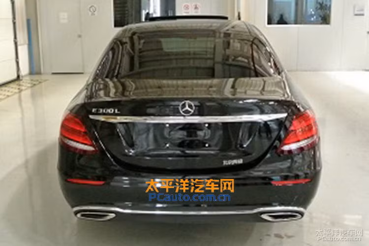 Trên phiên bản này, khoảng cách giữa hai trục bánh xe sẽ được kéo dài thêm 140 mm, trong khi chiều dài tăng thêm 142 mm. Như vậy, E-Class LWB sẽ dài gần bằng S-Class và đem tới không gian rộng rãi hơn cho người ngồi sau.