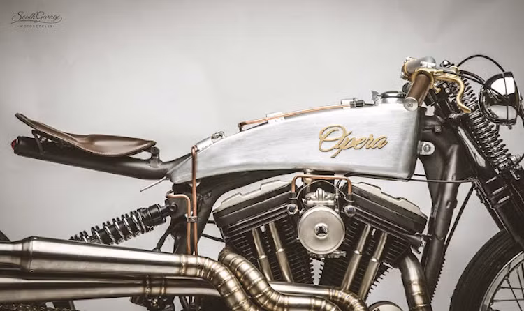 Các đường ống nhỏ trên xe cũng đã được làm từ đồng, liên tưởng tới những đầu máy hơi nước cổ từ Thế kỷ 20.