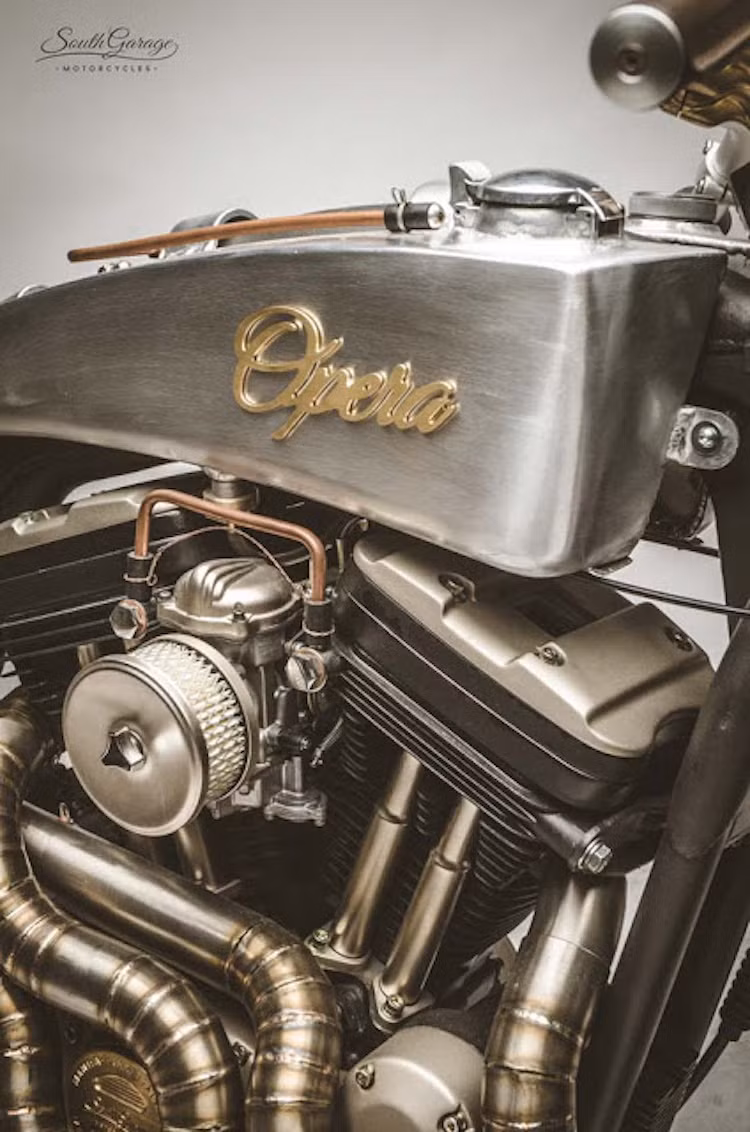 Phần bình xăng của xe đã được South Garage tạo hình thủ công từ nhôm, với kiểu dáng hình tam giác thuôn dần từ phía sau và chỉ được đánh bóng, không sơn. Ngay cả dòng chữ Opera từ đồng trên bình xăng cũng sử dụng phông chữ giống những cuốn sách cổ.