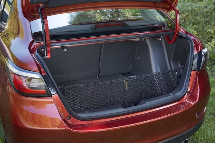 Hàng ghế sau của chiếc xe có khả năng gập 60/40 để tiếp cận với khoang hành lý khá rộng phía sau xe. Ngoài ra, khoang hành lý của xe còn có sẵn lưới ngăn khá tiện dụng.
