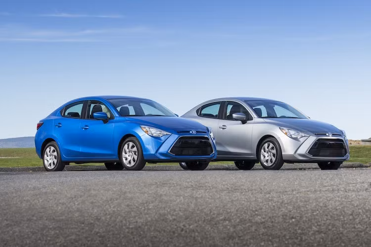 Được sản xuất tại nhà máy Mazda ở Mexico, Toyota Yaris sedan sẽ được bán tại Mỹ với giá khởi điểm 16.000 USD (tương đương 345 triệu VND). Phiên bản số tự động có giá đắt hơn 1100 USD.