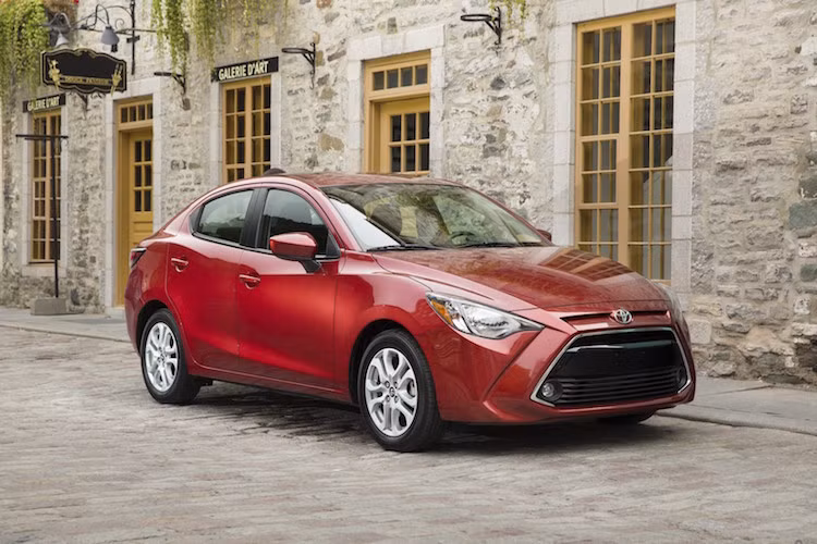 Có ngoại hình giống tới 95% so với Mazda 2, nhưng điểm khác biệt của Yaris Sedan tại Mỹ đó là phần đầu của xe có thiết kế hoàn toàn mới với các đèn pha to hơn cùng lưới tản nhiệt lục giác kích thước lớn.