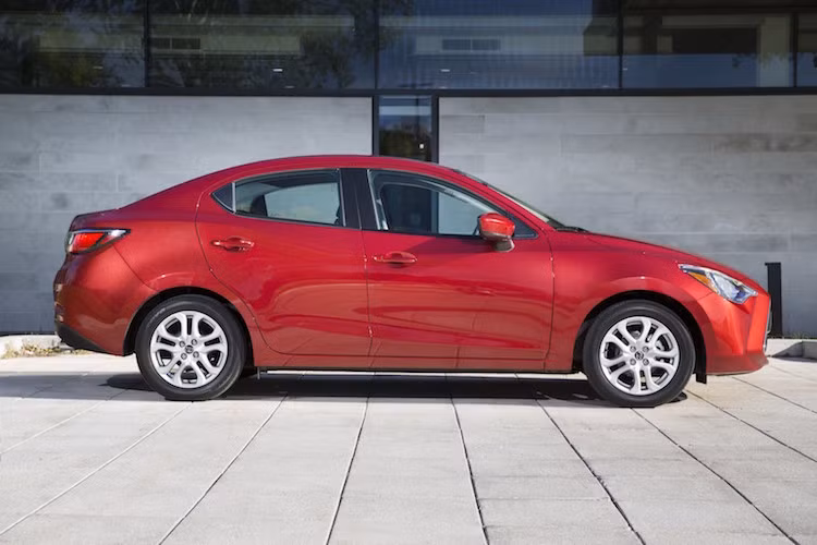 Do đã bán Yaris hatchback do chính mình thiết kế tại Mỹ nên Toyota sẽ chỉ bán phiên bản Yaris sedan. Phiên bản Mazda 2 hatchback sẽ không được Toyota hay Mazda đưa vào thị trường Mỹ.