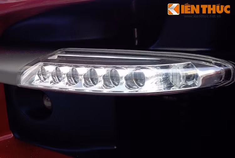 Đặc biệt, TechArt còn tích hợp vào cản trước của xe đèn sương mù LED cùng hộc tròn để khách hàng có thể lắp thêm đèn chiếu sáng tăng cường hoặc các camera, cảm biến khác.