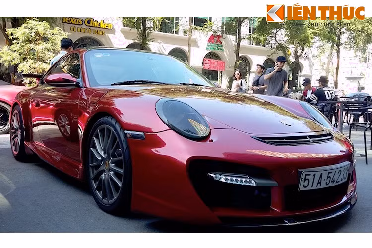 Ở hai bên thân xe, TechArt cũng không quên trang bị cho 911 những nẹp hông khí động học mới.