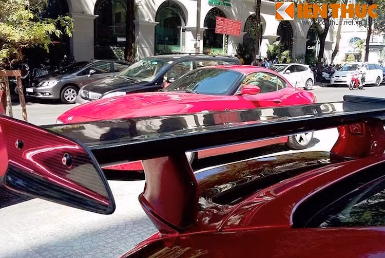 Ngoài ra, không thể không kể tới bộ cánh đuôi bằng sợi carbon theo phong cách chiếc 911 GT3 đã được hãng độ này lắp cho xe.