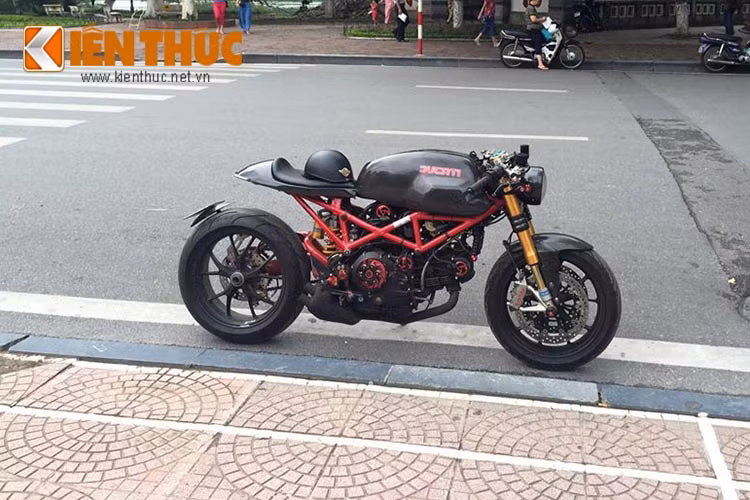 Là một người yêu thích các dòng xe Ducati, chiếc Monster đời 2004 này là một trong những bản độ Ducati đầu tiên của anh. Sau chiếc xe này, anh Nam đã tiếp tục gây "chấn động" giới chơi xe Ducati bằng bản độ streetfighter "lai" bobber từ Ducati 1199 Panigale.