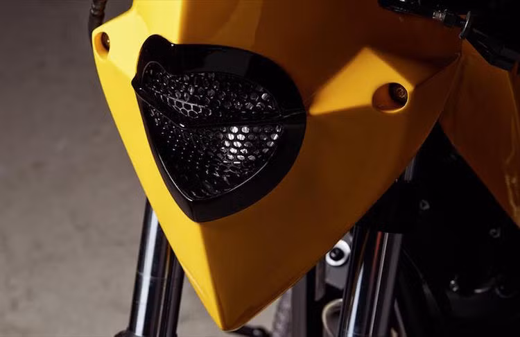 Phần đầu phía trước của XV950 Ultra được tạo dáng thành hình khiên độc đáo bởi Asic Robotics, với đèn pha nằm chính giữa ẩn sau một lưới chắn cùng hai đèn xi-nhan LED được "giấu" một cách tinh tế.